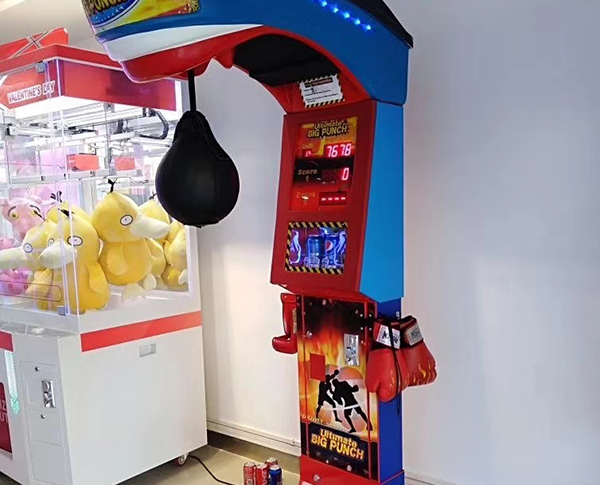 【立而方】一名男子到游戲廳玩龍拳機，一拳下去結果悲劇了